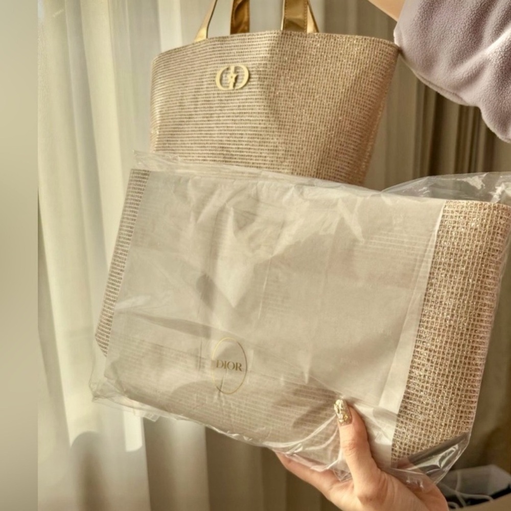 Dior bag Gold star Beauty Limited Holiday Gold Edition Bag Medium NWT 13x7.5x5 - Picture 9 of 12